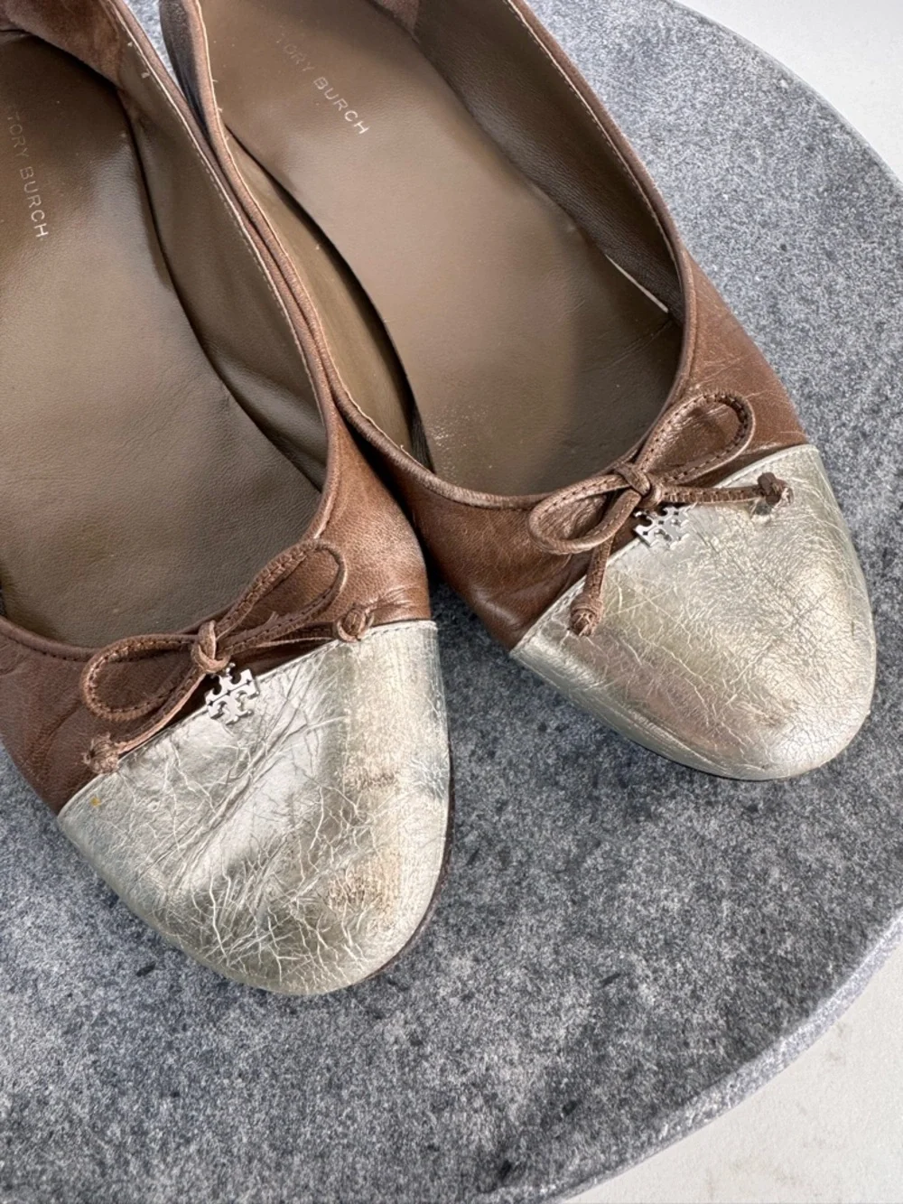 Tory Burch Taupe Cap Toe Ballet Flats Shoes 7.5 Silver Metallic Bow